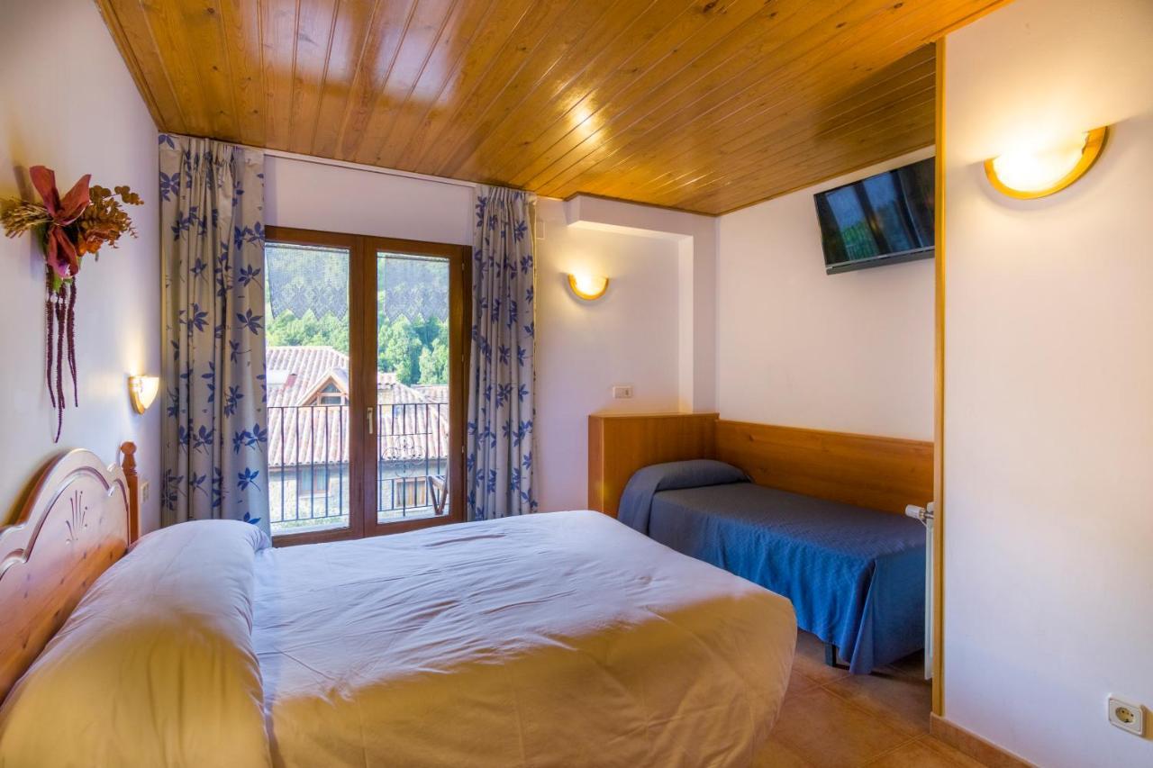 Hostal Cal Mestre Вилальонга-де-Тер Экстерьер фото